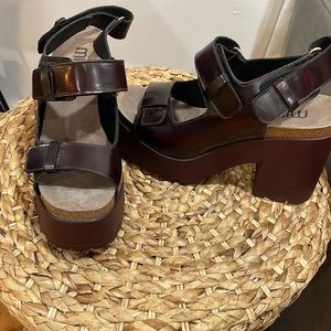 Burgundy Miista platform